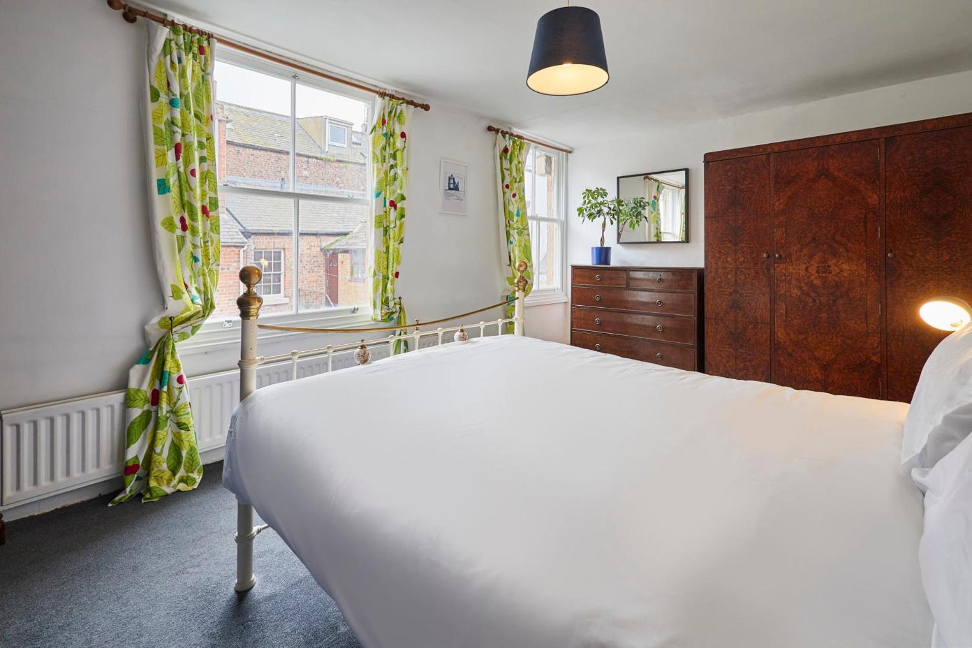 Host & - Clarence Place *